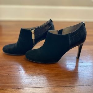 Michael Kors Women’s 8.5 Black Leather Suede Gold Zipper Heeled Booties Boots.